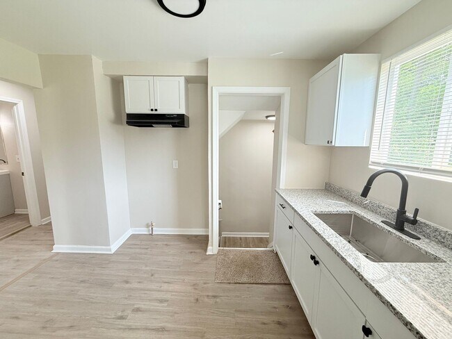 Building Photo - This beautifully updated 3-bedroom, 1-bath single-family home is ready for move-in!