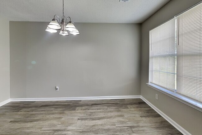 Foto del edificio - 5679 Eagles Feather Ln
