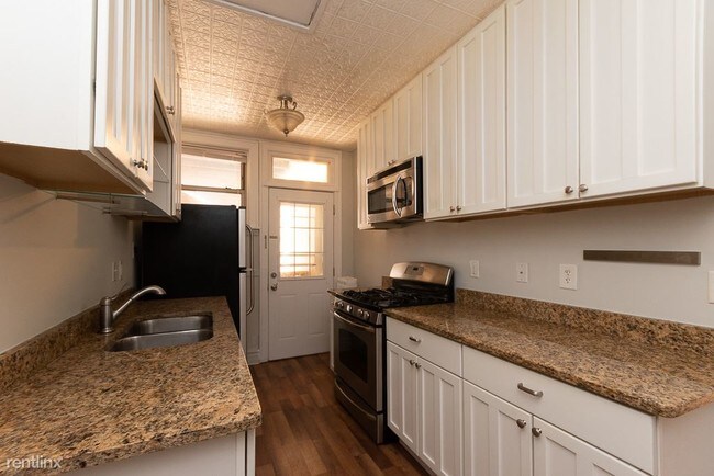 Building Photo - 542.5 W Surf St