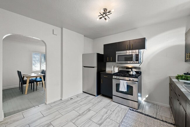 Foto del edificio - 4 bed 1 bath Home Available Now in Westwood!