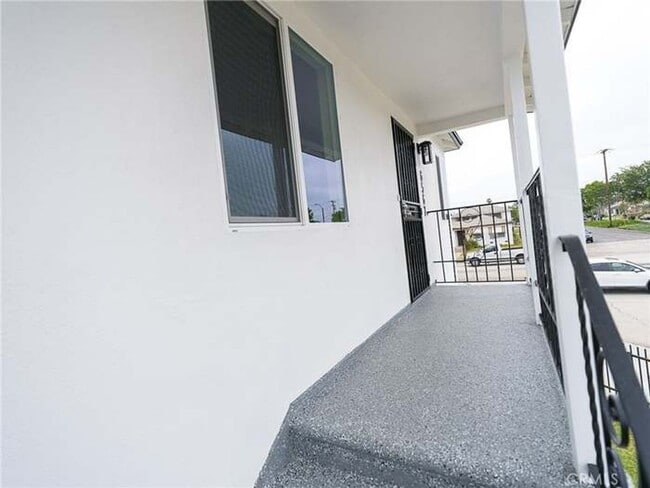 Building Photo - Newly refurbished one bedroom apartments a...