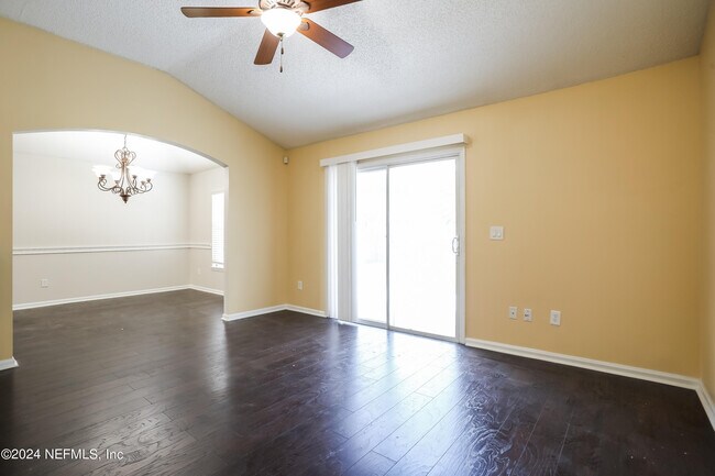 Foto del edificio - 9381 Jayhawk Ln