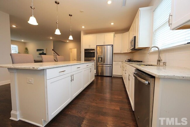 Foto del edificio - Main Floor Owner's Suite PLUS Main Floor G...