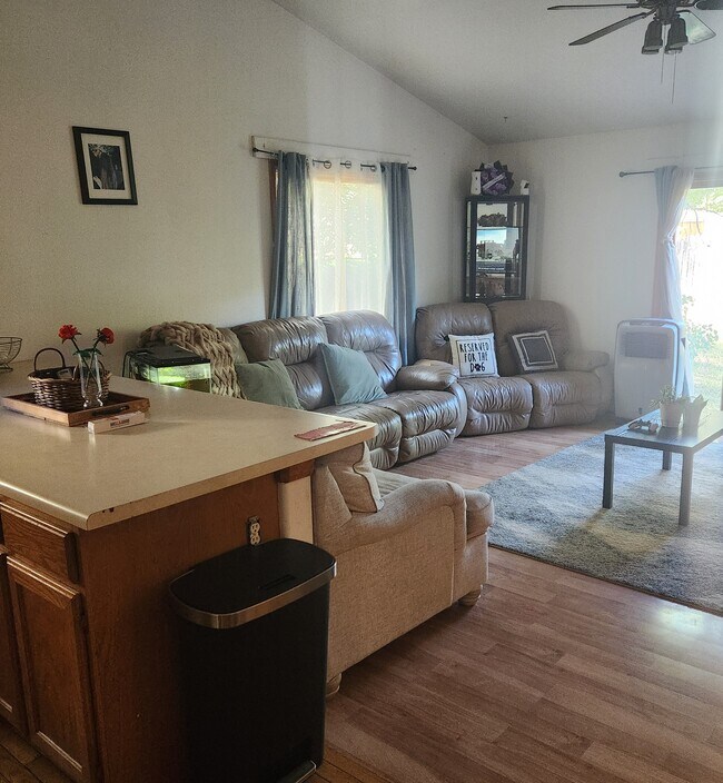 Building Photo - 257 Lupine Dr