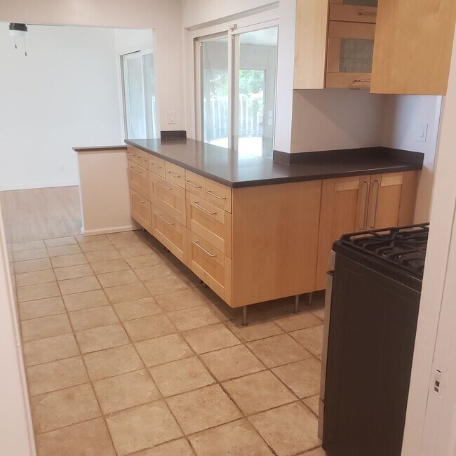 Foto del edificio - 7329 Sebastian Ave