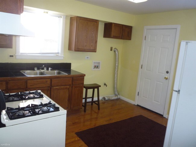Building Photo - 3 br, 1 bath House - 4104 W 137th St
