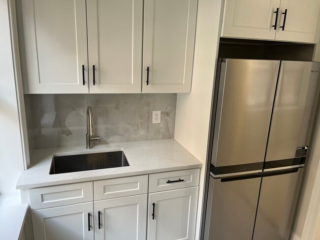 Building Photo - 4048 Hampton St