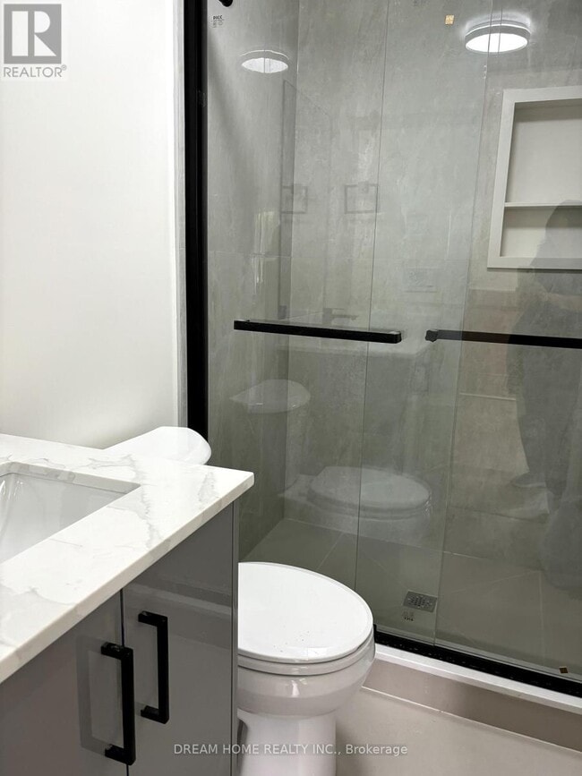 Photo du bâtiment - 643-643 Bathurst St