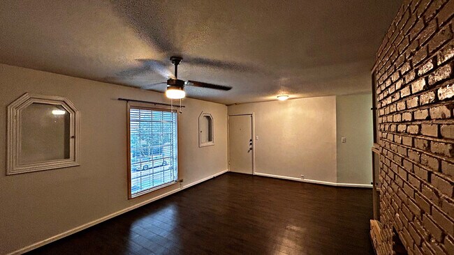 Foto del edificio - 5853 Inwood Dr