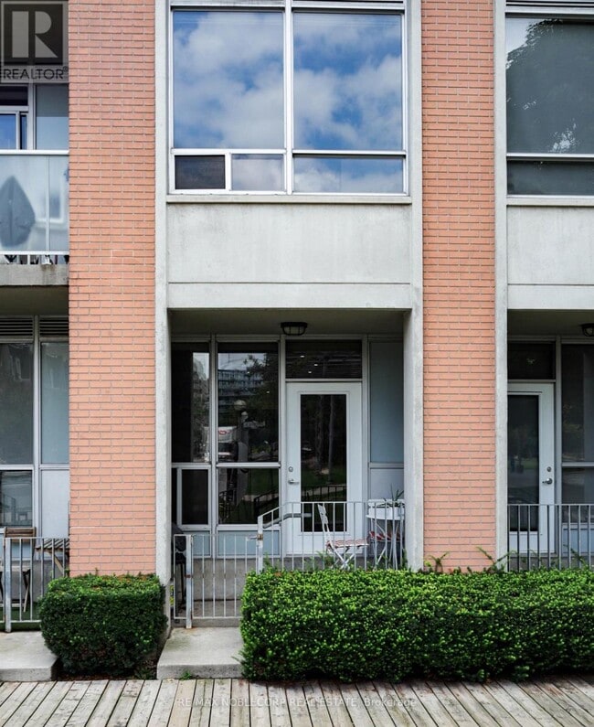 Building Photo - 1005 King St W