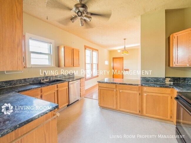 Building Photo - Montavilla Bungalow With Room for 2 Home O...