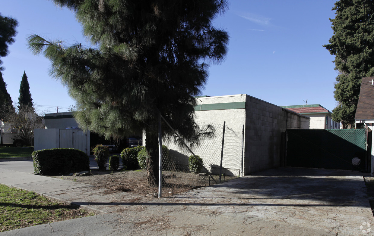 Foto del edificio - 121 N Pritchard Ave