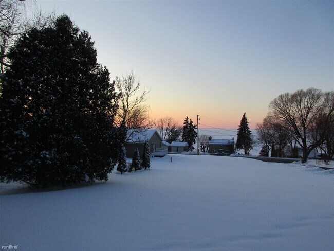 Building Photo - 2 br, 1.5 bath Duplex - 2792 Nicolet Dr