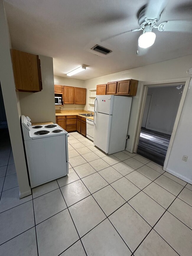Building Photo - 4/2 house on Karen Lane - Available Now!