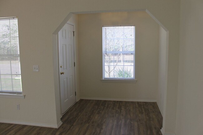 Foto del edificio - Three Bedroom Townhome in University Park with Balcony