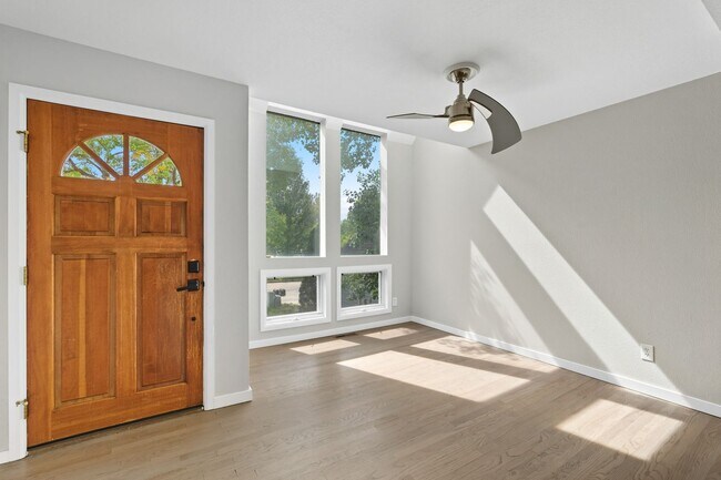 Foto del edificio - 3-bedroom, 2.5 bathroom home across the st...