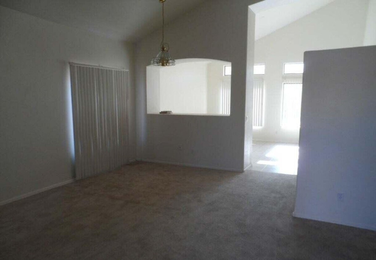 Foto del edificio - Great Open Floor Plan Near Stadium!