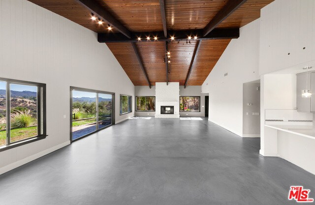 Primary Photo - 2116 N Topanga Canyon Blvd
