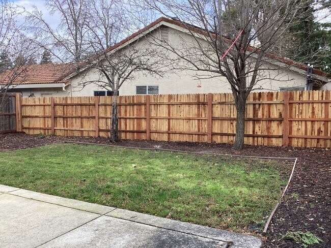 Foto del edificio - 3 Bedroom Home in Elk Grove