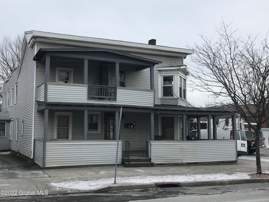 1001 19th St Unit 2R, Watervliet, NY 12189 Room for Rent in