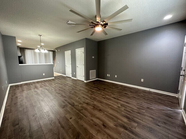Building Photo - Adorable Townhome in Prime Location!