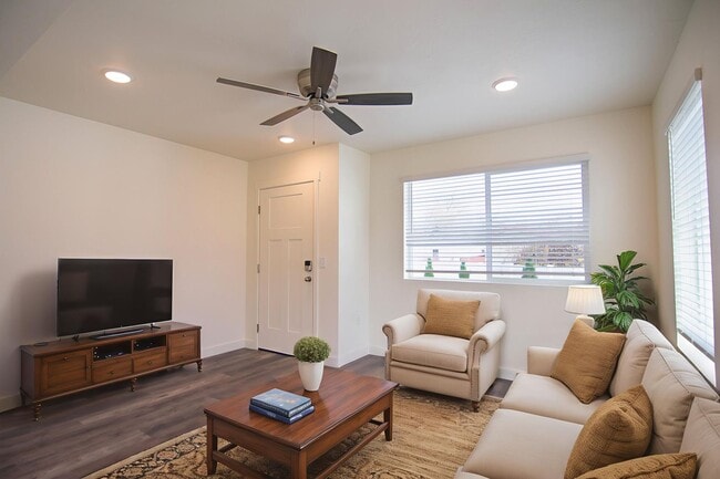 Building Photo - *Villas at the Pointe in Ogden