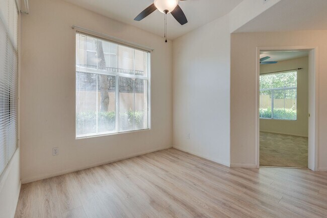 Foto del edificio - First Floor Condo Guard Gated Summerlin Re...