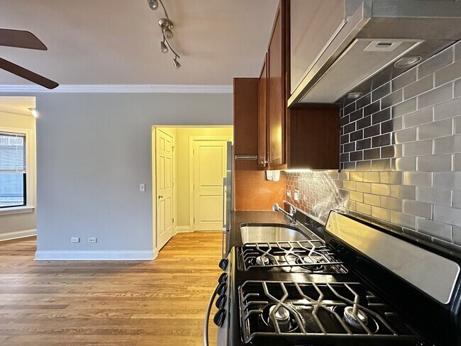 Foto del edificio - 736 W Addison St