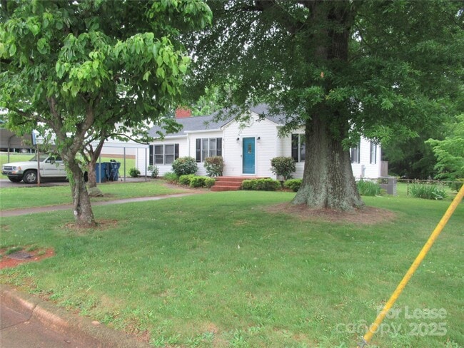 Building Photo - 106 E Klutz St