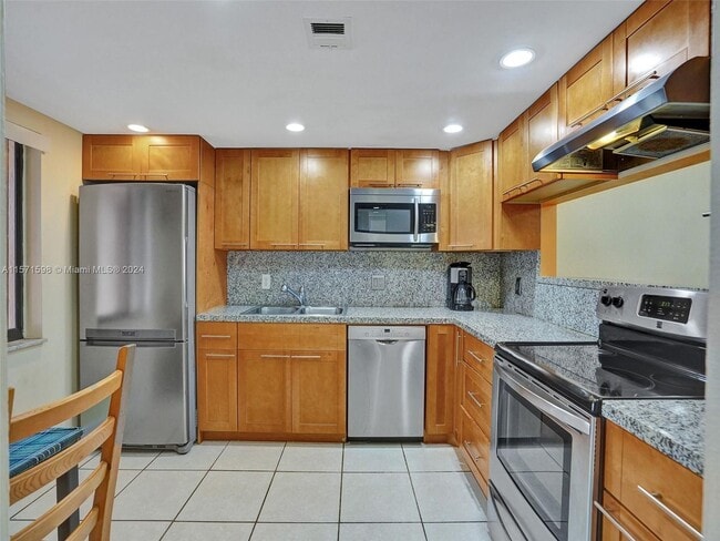 Building Photo - 158 Lakeview Drive 103, Weston, FL 33326