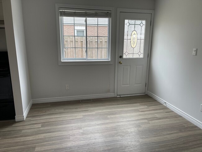 Building Photo - 371 Somerset Crescent