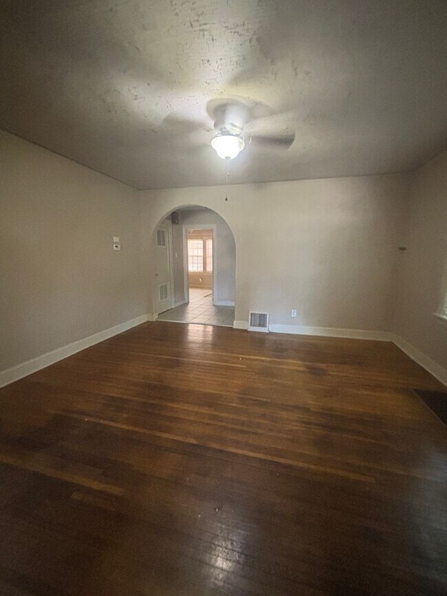 Foto del edificio - 3 Bedroom, 3 Bathroom Home Available  2-Car Garage & Spacious Living Near WSU.