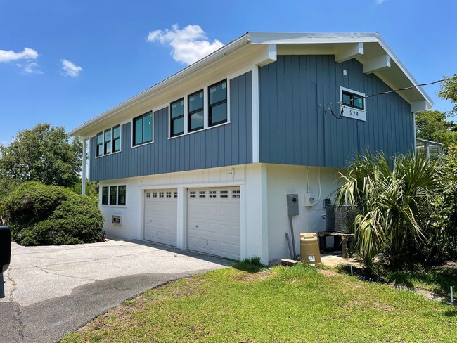 Building Photo - Fully renovated 4 Bedroom / 3 Bathroom hom...