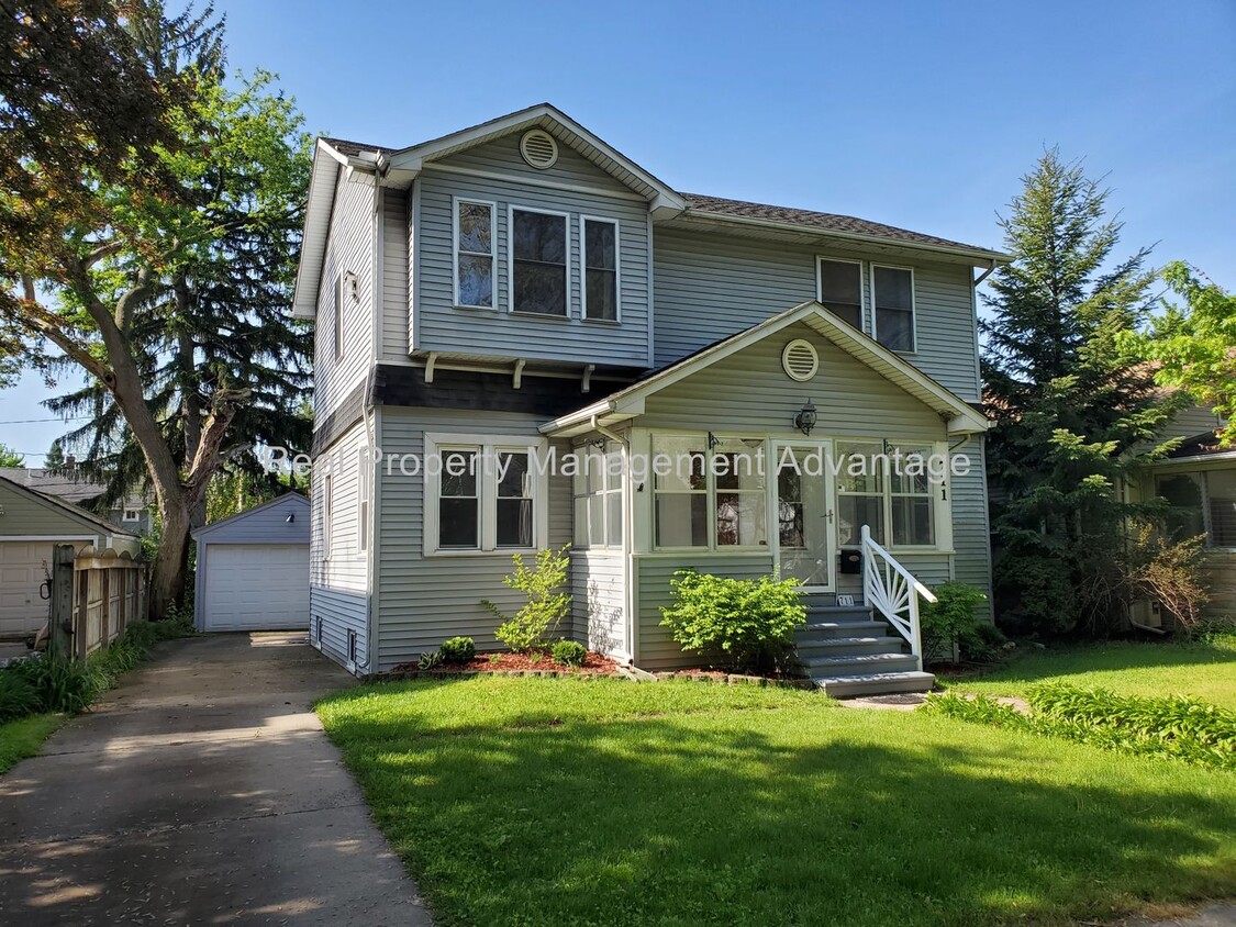 Primary Photo - 3 Large Bedrooms Plus Two Full Baths - Wal...