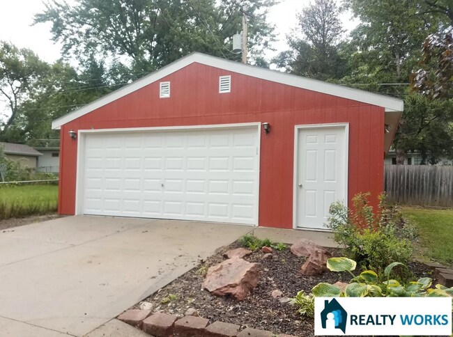 Building Photo - Lovely 4 Bed House!