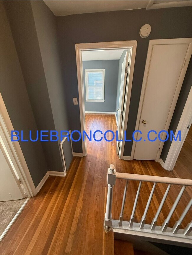 Foto del edificio - Newly remodeled! Fresh paint and beautiful hardwood floors