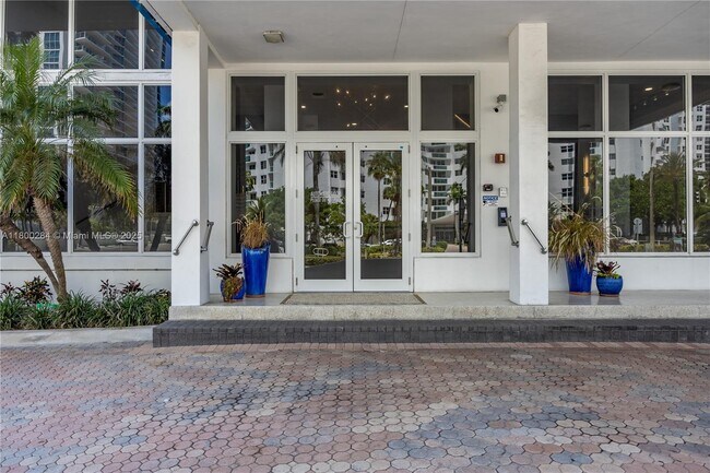 Building Photo - 3000 S Ocean Dr