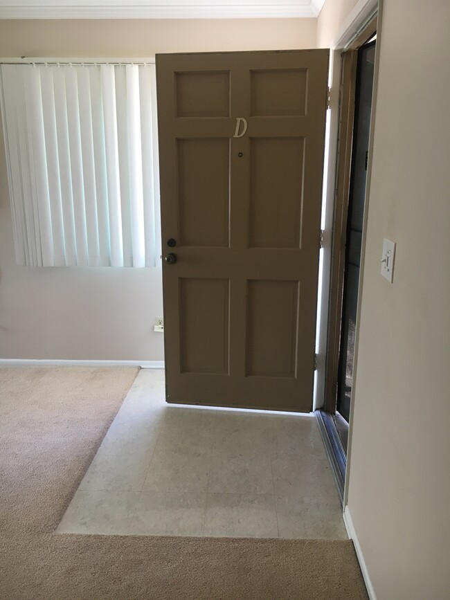 Entry area with vinyl flooring - 18630 Del Rio Pl