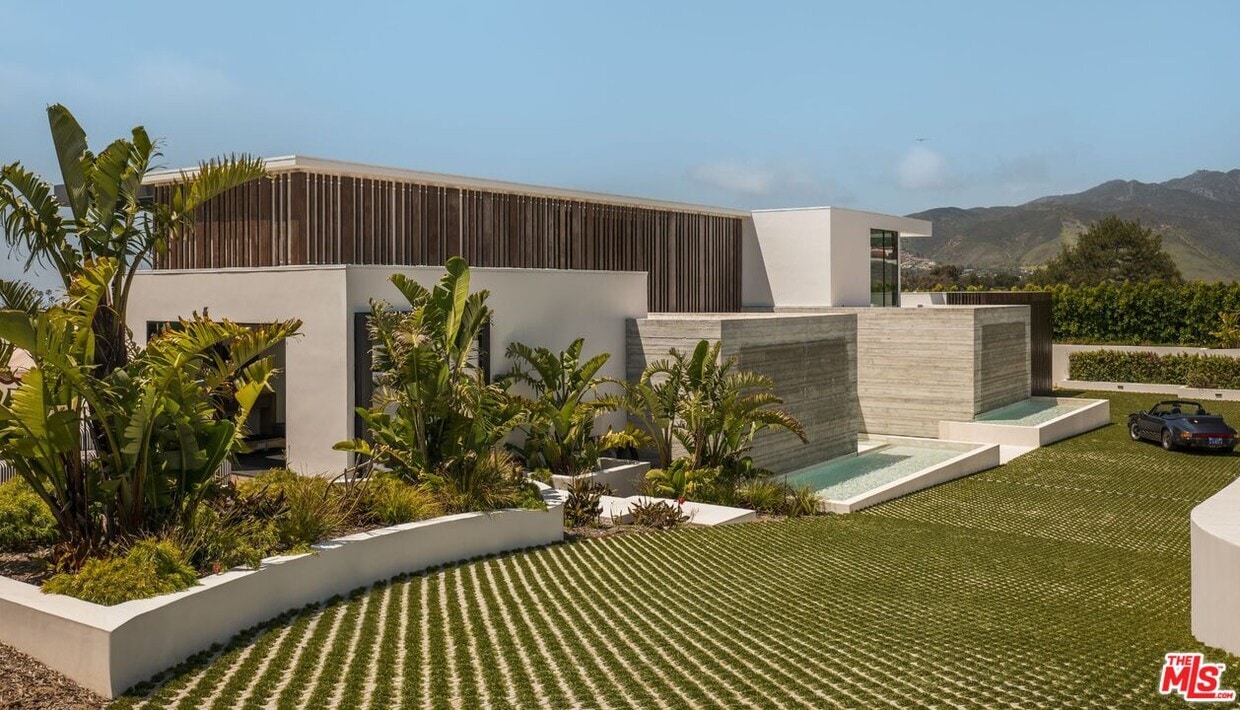 Primary Photo - 6889 Dume Dr