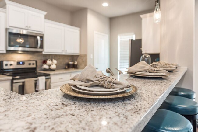 Foto del edificio - AUGUST PRE-LEASE!! 4/4.5 in Pershing Pointe!