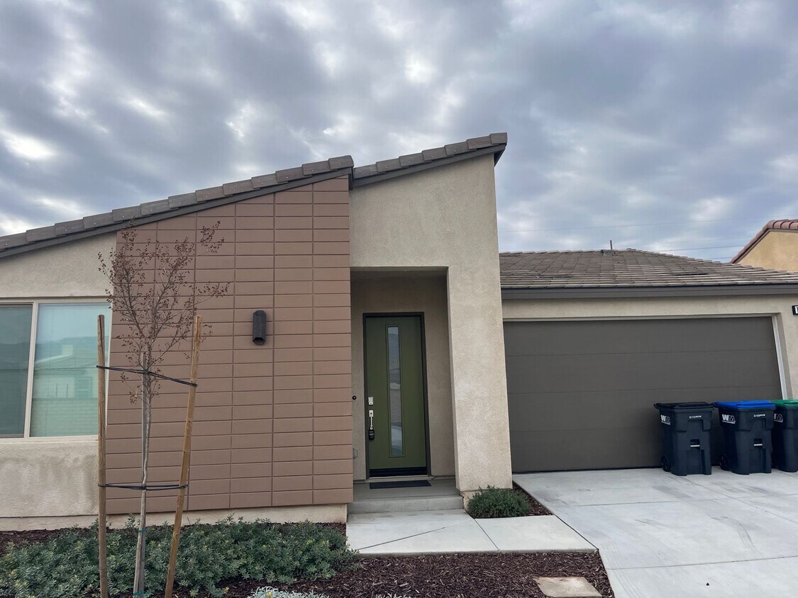Primary Photo - 2 Bedroom, 2 Bath Home Located in Altis 55...
