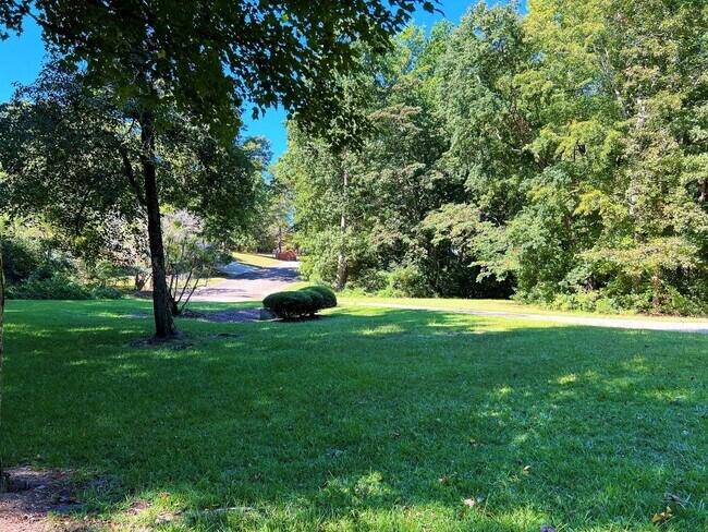Foto del edificio - Spacious 3 Bedroom Ranch w/ Bonus Room cen...