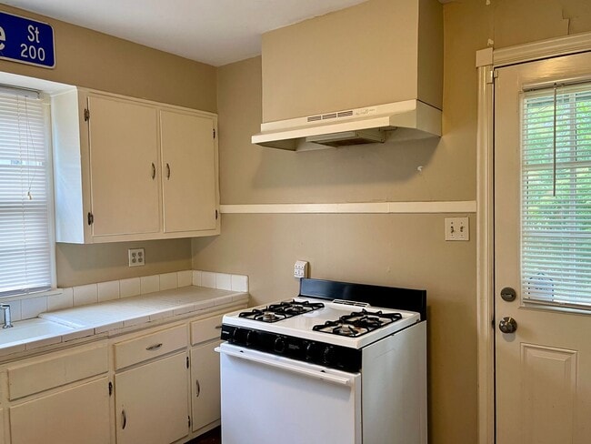 Building Photo - Great location in Garden District seconds from Downtown and LSU!