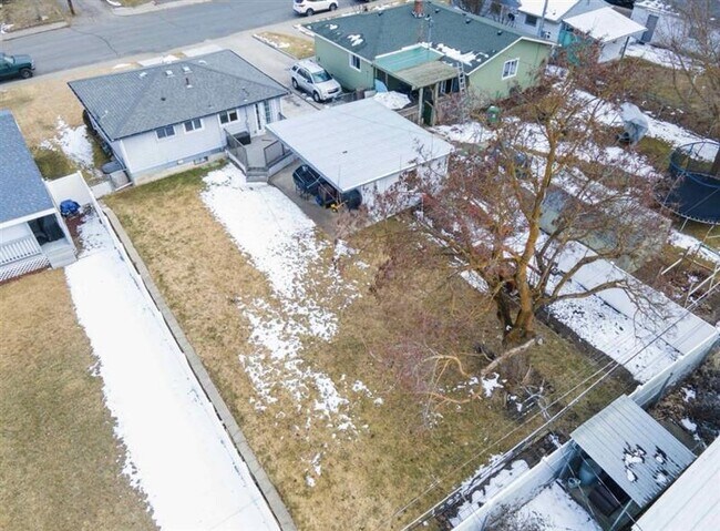 Foto del edificio - 6215 N Cedar St