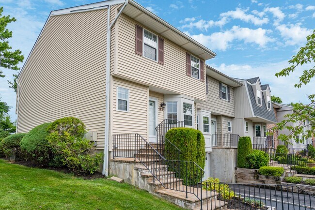Building Photo - 122 Woodlake Dr W