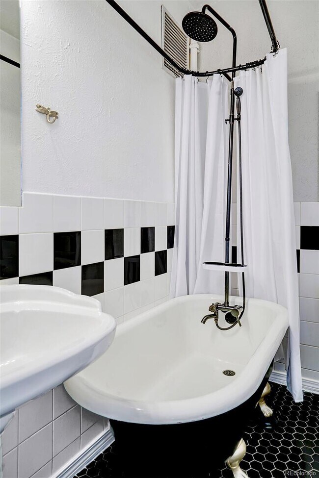 Bañera con garras en el baño - 1356 N Pearl St