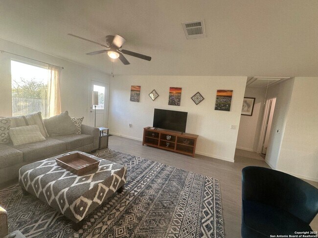 Foto del edificio - FULLY FURNISHED!!! 3Bed/2Bath House for Rent! Available Now! 12 or 6 month lease.