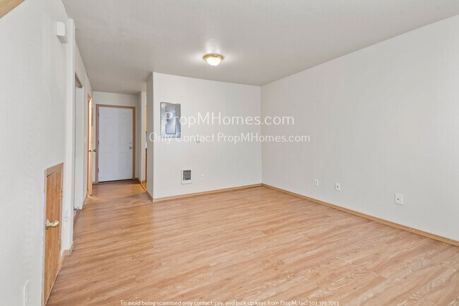 Building Photo - Light & Bright Townhome in SE Portland!