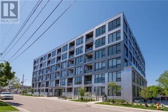 Building Photo - 690 King St W