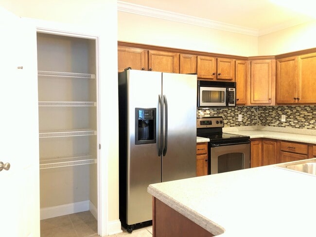 Foto del edificio - GORGEOUS 3 BEDROOM AND 2 BATH CONDO LOCATED IN PEMMBROOKE PLACE!!